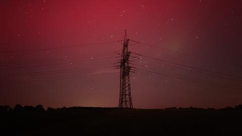 Rote Lichter am Himmel über Schwalmstadt. 