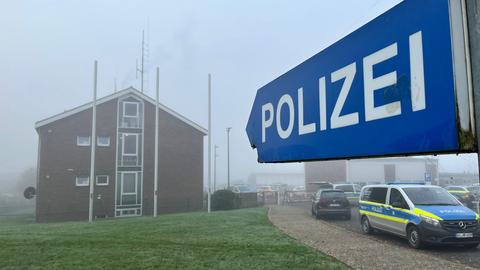 Schild mit Aufschrift "Polizei"