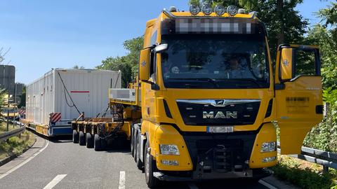 Ein Schwertransporter steckt auf dem Zubringer fest.