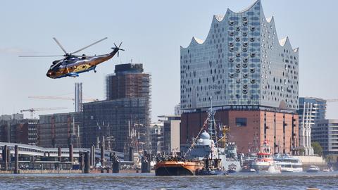 Der "Sea King" kreiste während des 835. Hamburger Hafengeburtstages im Mai über der Elbe. 