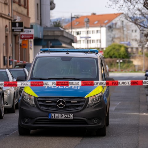 Polizeiauto und Absperrung