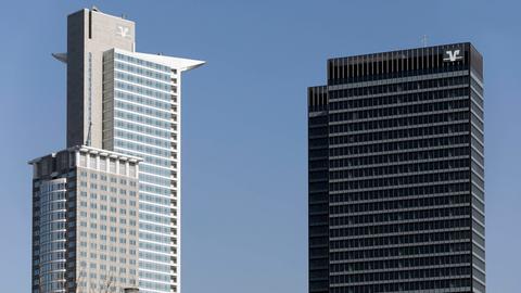 Zwei Hochhäuser in Eigentum der DZ Bank der Frankfurter Skyline sind zu sehen. 