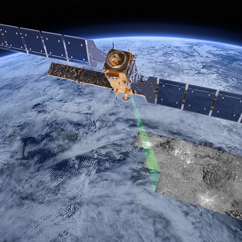 Grafische Darstellung: Sentinel-1-Satellit von oben im Erdorbit, Laser tastet Erdoberfläche ab, an abgetastetet Stellen keine Wolken, sonst vielfach ja.