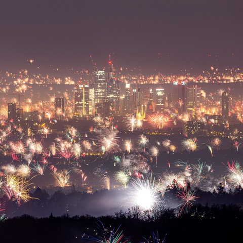 Silvesterfeuerwehr über den Dächern Frankfurts