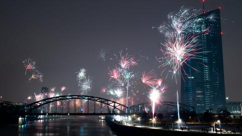 Feuerwerk über dem Main, im Hintergrund die Skyline