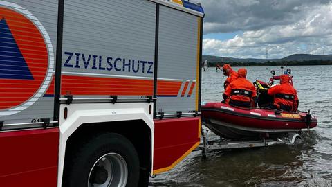 Die Feuerwehr Borken war mit einem Boot und Männern in Offshore-Anzügen im Einsatz.