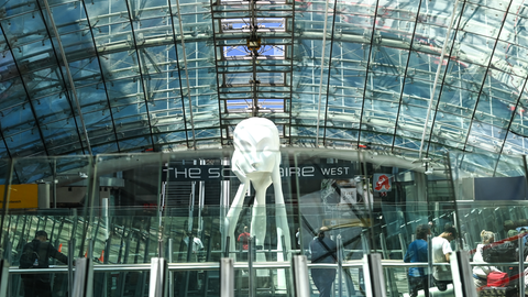 Das weiße Gesicht blickt nun auf Reisende am Frankfurter Fernbahnhof.