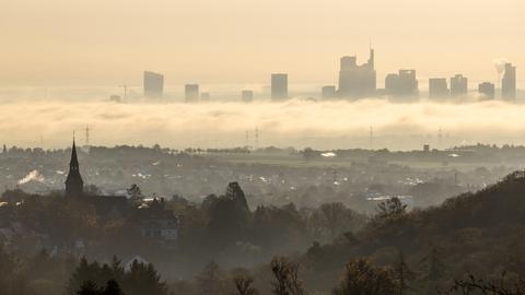 Die Frankfuter Skyline am Sonntagmorgen hinter einer Nebeldecke.