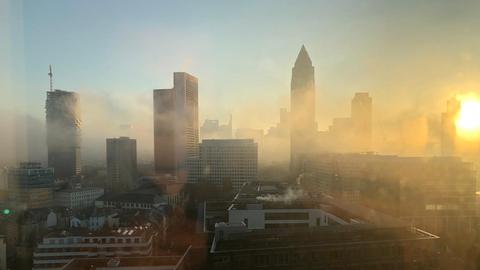 Frankfurter Skyline im Nebel