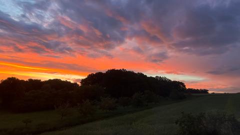hessenschau.de-Nutzerin Roswitha Spohr hat den Sonnenaufgang über Schwalmstadt-Niedergrenzebach heute um 5.22 Uhr fotografiert. 