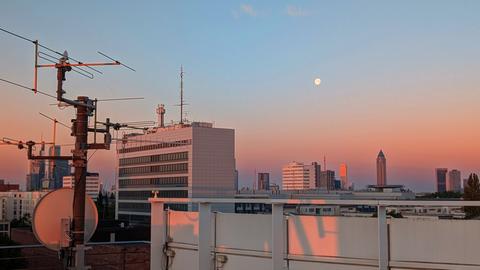 Der Mond über der Frankfurter Skyline. 