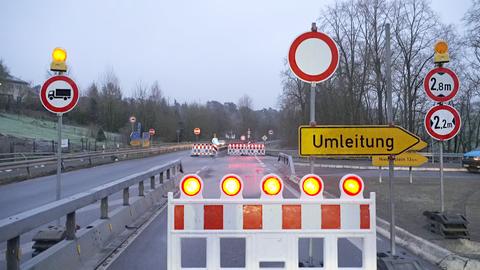 Foto: Blick auf ein Sperrungs- und Umleitungsschild auf einer Straße.