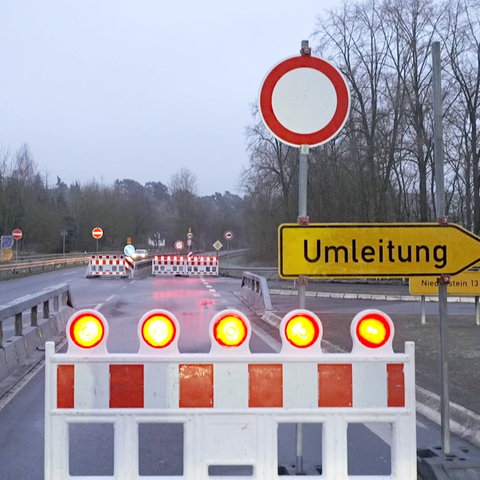 Foto: Blick auf ein Sperrungs- und Umleitungsschild auf einer Straße.