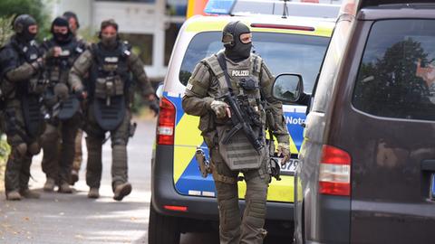 Spezialkräfte der Polizei stürmen Wohnung in Offenbach.