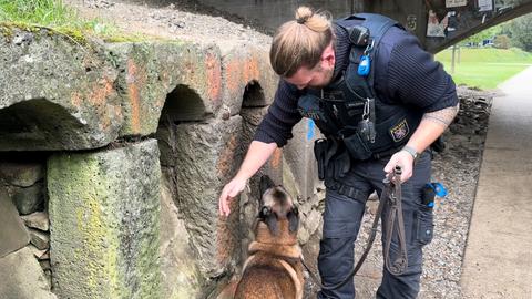 Spürhund mit einem Polizisten