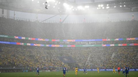 Regen im Waldstadion während der Partie Slowakei-Rumänien