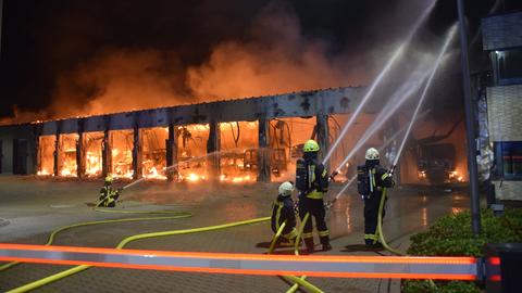 Feuerwehrleute mit Schlauch