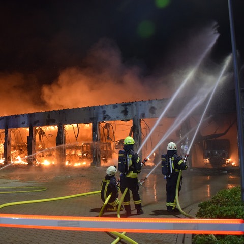 Feuerwehrleute mit Schlauch