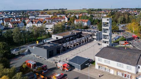 Stadtallendorfer Feuerwehrstützpunkt aus der Luft mit Brandschäden an der Fahrzeughalle