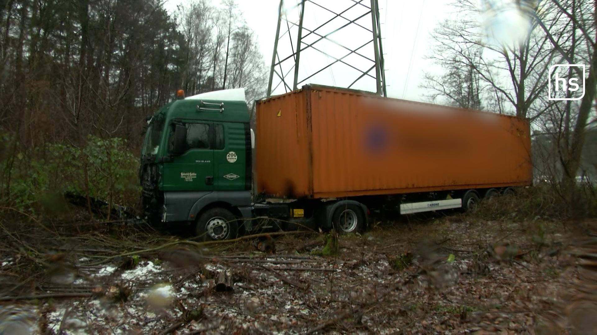 Strommast stark beschädigt A661 nach LkwUnfall wieder