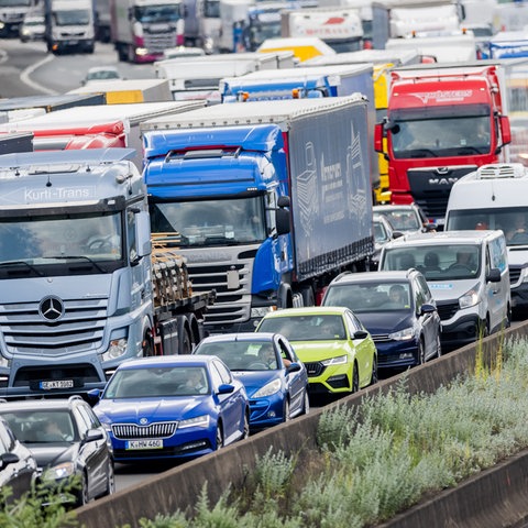 Langer Stau auf einer Autobahn