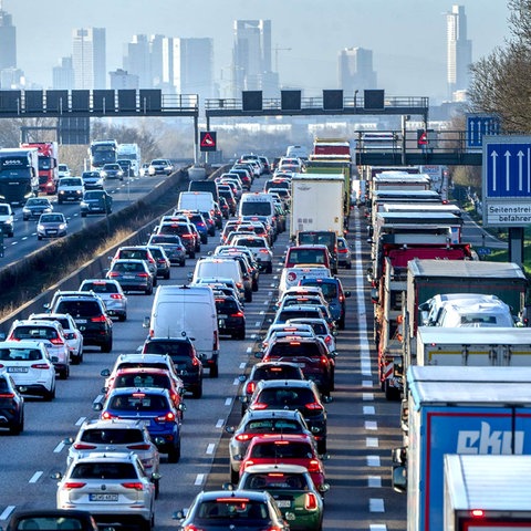 Stau auf einer Stadtautobahn Richtung Frankfurter Innenstadt.