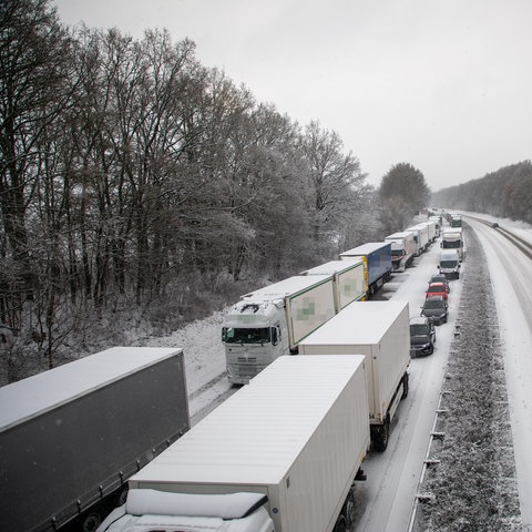 Schnee und Winterglätte in Hessen: Aktuelles im Wetter-Ticker ➤ A5 weiter  durch Lkw bei Glätte und Schnee blockiert