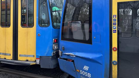 Zwei Straßenbahnen stehen kaputt auf den Gleisen.