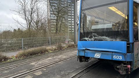 Das kaputte Heck einer Straßenbahn.