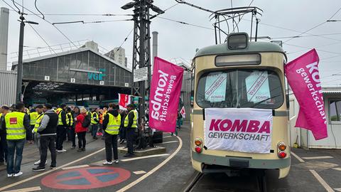 Streikende am Straßenbahndepot in Frankfurt.