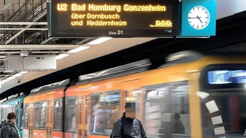 Bahn fährt ein