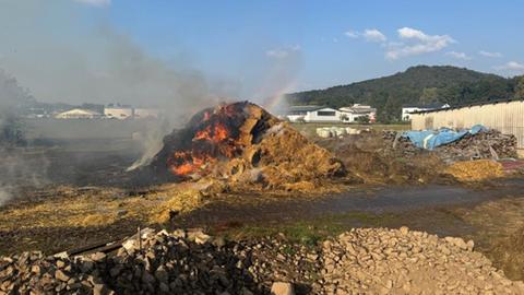 Ein Haufen brennende Silage