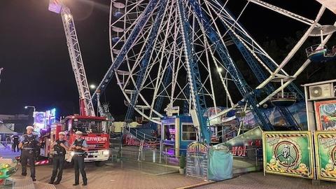 Ein Riesenrad ohne Strom - beleuchtet von einem Strahler der Feuerwehr