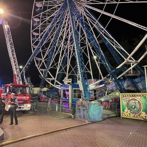 Ein Riesenrad ohne Strom - beleuchtet von einem Strahler der Feuerwehr