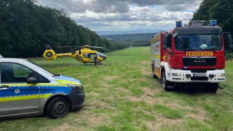 Rettungskräfte im Wald nahe der Unfallstelle.