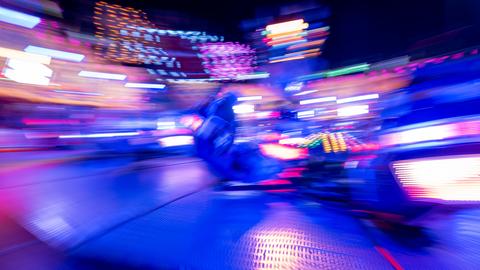 Symbolfoto: Ein Fahrgeschäft auf einer Kirmes bei Nacht.