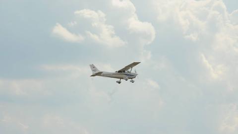 Kleinflugzeug in den Wolken