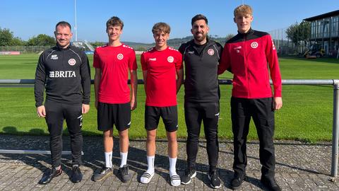Junge Spieler und zwei Trainer des SV Wehen Wiesbaden