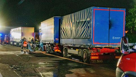 B3 in Marburg: Tank an Lkw aufgerissen