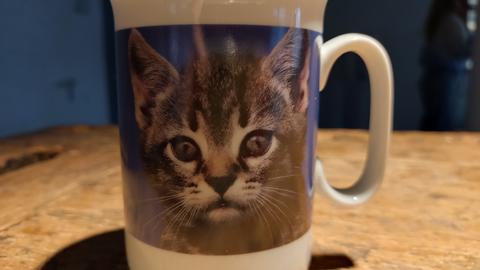 Kaffeetasse mit leicht grimmiger Tasse