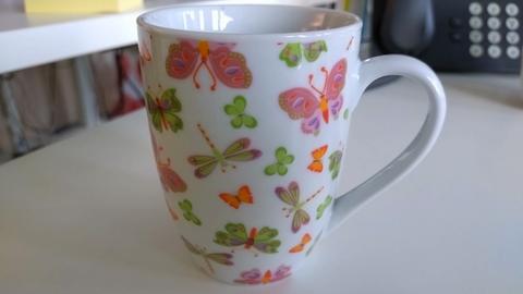 Tasse mit Schmetterlingsmotiv