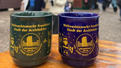 Frankfurt feiert sich auf den diesjährigen Weihnachtsmarkt-Tassen als "Stadt der Architektur". 