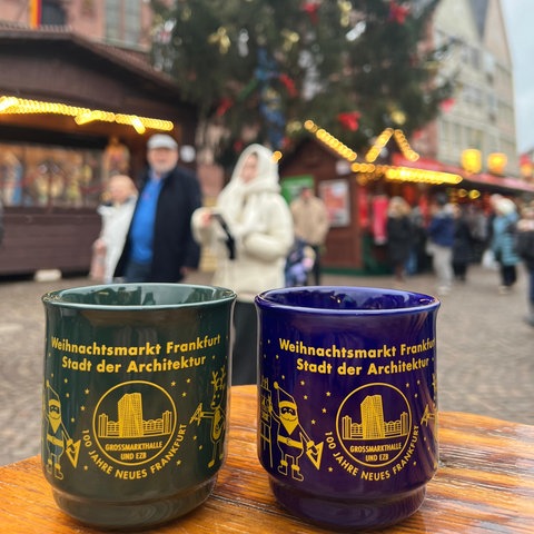 Frankfurt feiert sich auf den diesjährigen Weihnachtsmarkt-Tassen als "Stadt der Architektur". 