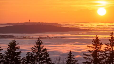 Sonnenuntergang im Taunus über geschlossener Nebeldecke 