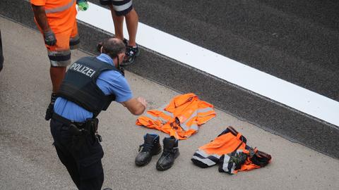 Polizei fotografiert nach dem Arbeitsunfall auf der A5 Kleidung