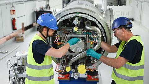 Techniker arbeiten auf der Baustelle des Teilchenbeschleunigers Fair an einem Dipolmagneten. Damit werden Teilchenstrahlen auf ihre gewünschten Bahnen gebracht.