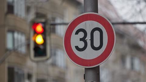 Ein Schild weist Autofahrer auf die Geschwindigkeitsbegrenzung auf 30 km/h hin.