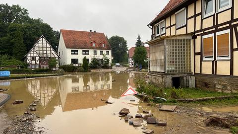 Überflutete Straße in Trendelburg