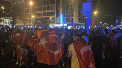 Fans mit türkischer Fahne in Frankfurter Innenstadt