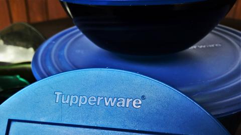 Blaue Plastikdosen mit Tupperware-Aufschrift